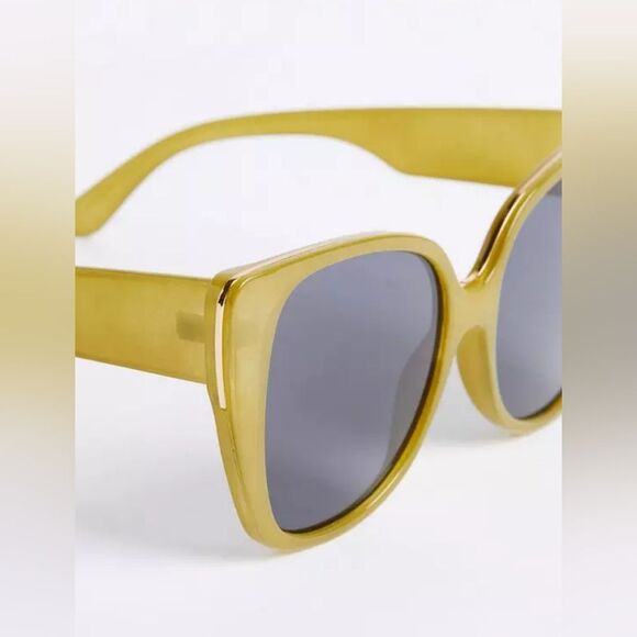 2/$25 🚨Torrid Womens NWT Classic Cateye Sunglasses Olive Green with Smoke Lens - Picture 3 of 7